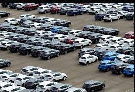 Comparison chart showing ex-showroom price vs on-road price components in India